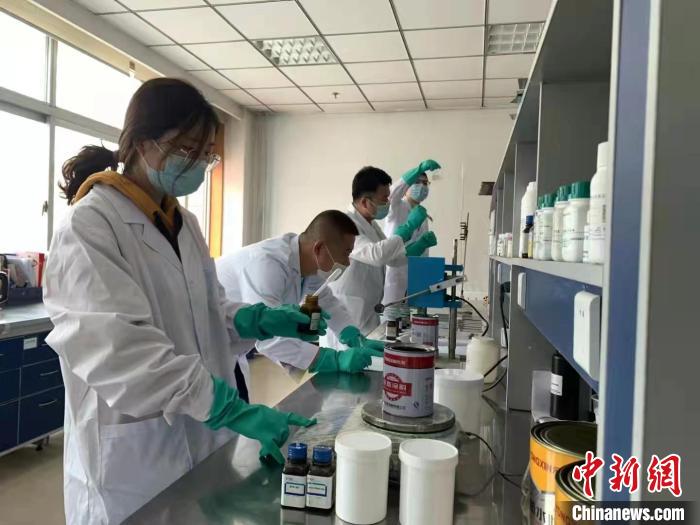 圖為肖菲(前一)帶領(lǐng)團(tuán)隊(duì)研發(fā)水性涂料。(資料圖) 受訪者供圖