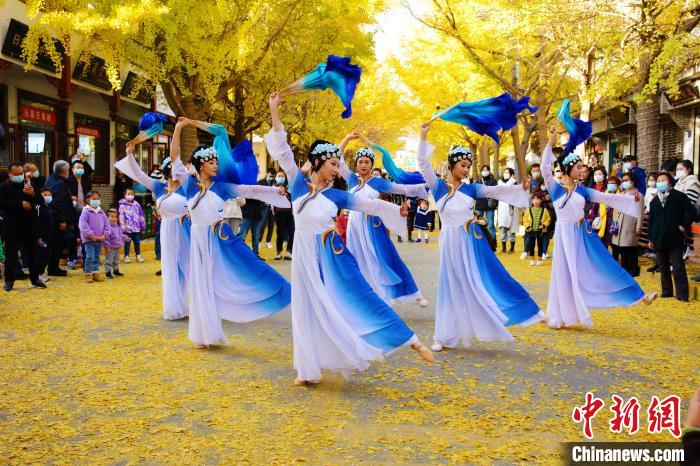 圖為秦州區(qū)文旅局組織的舞蹈隊(duì)帶來的舞蹈《萬疆》?！∏刂輩^(qū)委宣布供圖