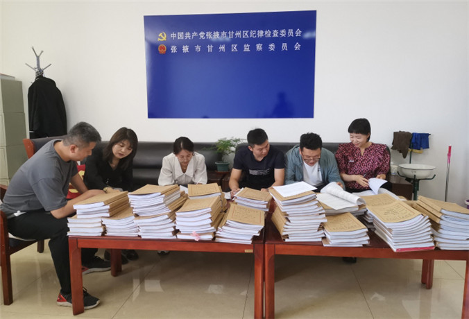 甘州區(qū)紀(jì)檢監(jiān)察干部會(huì)同財(cái)政、審計(jì)工作人員開展玉米制種款管理使用清查工作.jpg