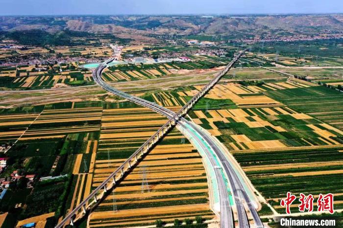 圖為甘肅境內(nèi)的高速公路。(資料圖) 甘肅省交通運輸廳供圖