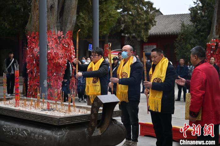 在甘肅天水市伏羲廟內(nèi)，參祭者雙手持香，祭拜人文始祖伏羲?！±顏嘄?攝