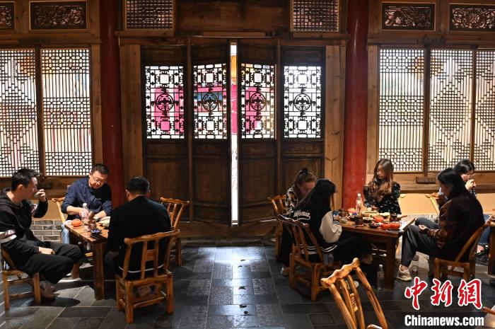 圖為甘肅天水市秦州區(qū)平南鎮(zhèn)蘇灣村民俗莊園內(nèi)的“圍爐煮茶”網(wǎng)紅打卡點(diǎn)。(資料圖) 李亞龍 攝