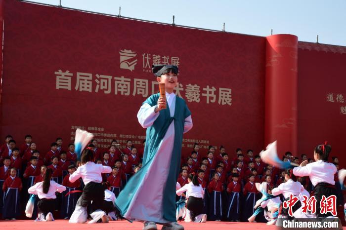 圖為學生們在開幕式上誦讀經(jīng)典?！×赫赵?攝