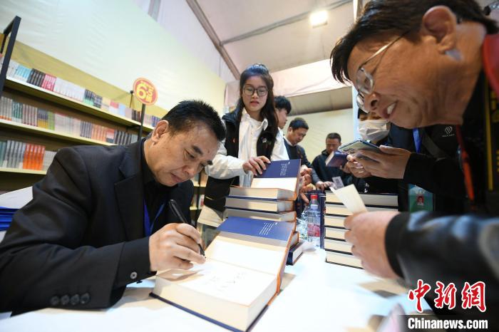 圖為作家王躍文現(xiàn)場簽名售書?！×赫赵?攝