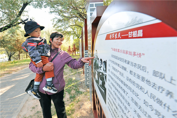 嘉峪關(guān)市紀(jì)委監(jiān)委通過實(shí)施“政治鑄廉、教育促廉、文化育廉、陣地助廉、監(jiān)督固廉”等“五廉”行動(dòng)，深入推進(jìn)新時(shí)代廉潔文化建設(shè)。圖為市民在迎賓湖絲路廉潔文化主題公園“勤廉楷模墻”接受廉潔文化教育。.jpg