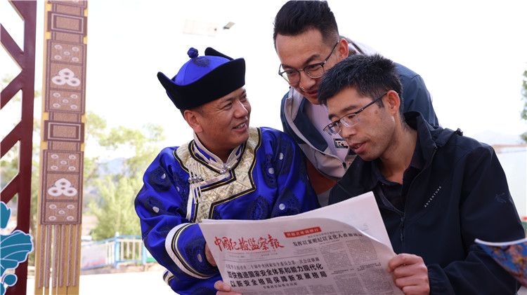 2023年6月8日，甘肅省張掖市肅南裕固族自治縣紅灣寺鎮(zhèn)紀(jì)委工作人員在一小區(qū)廉政文化主題廣場與社區(qū)居民拉家常，宣傳廉潔知識(shí)，共話廉潔文化.jpg
