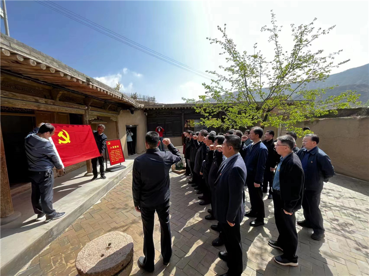 圖為臨夏州紀(jì)委監(jiān)委組織黨員干部在東鄉(xiāng)縣布塄溝黨史教育基地開展革命教育活動(dòng)，賡續(xù)紅色血脈、汲取奮進(jìn)力量、激發(fā)干事熱情。.png