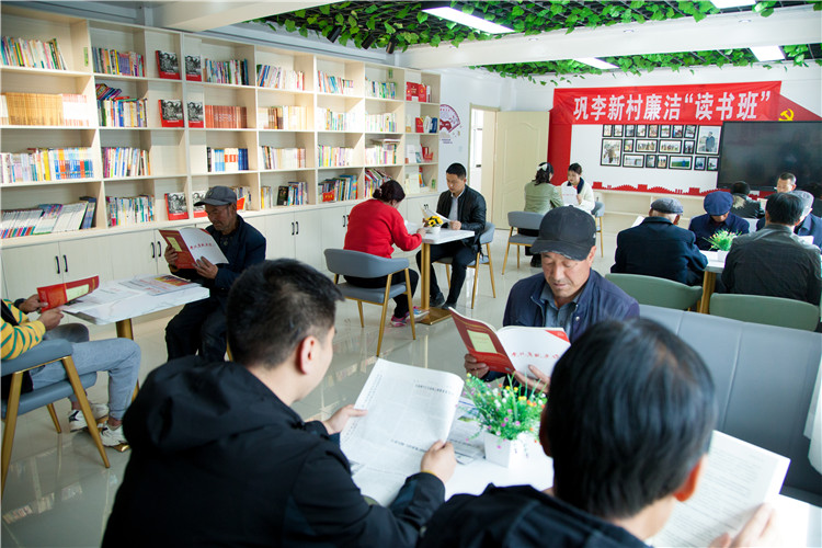 隴南市禮縣開展廉潔書籍進(jìn)農(nóng)家書屋活動(dòng)，圖為羅壩鎮(zhèn)鞏李新村舉辦的“廉潔讀書班”。.jpg