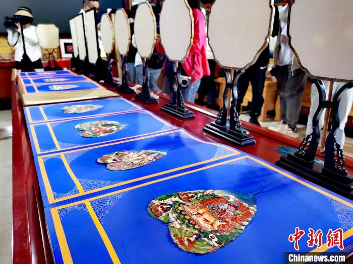 圖為唐卡延伸產(chǎn)品?！?zhí)砀?攝