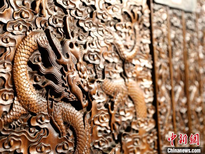 圖為青海永錄民俗博物館內(nèi)珍藏的中式家具細(xì)節(jié)展示?！⊙Φ?攝
