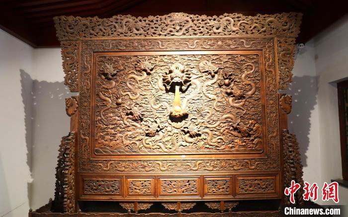 圖為青海永錄民俗博物館內(nèi)珍藏的中式家具?！⊙Φ?攝