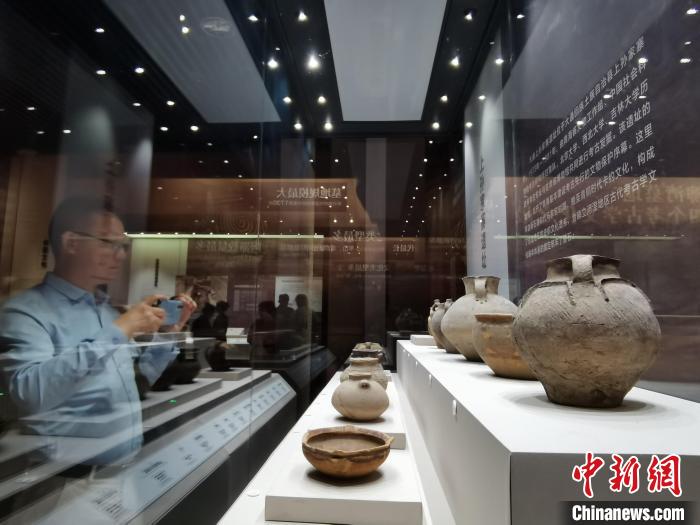 圖為河湟文化博物館展陳的陶器?！?zhí)砀?攝