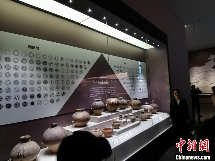 圖為河湟文化博物館展示的當?shù)爻鐾敛侍盏募y飾類別?！?zhí)砀?攝