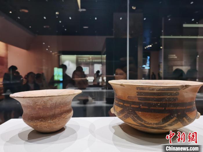 圖為河湟文化博物館展陳的陶器?！?zhí)砀?攝