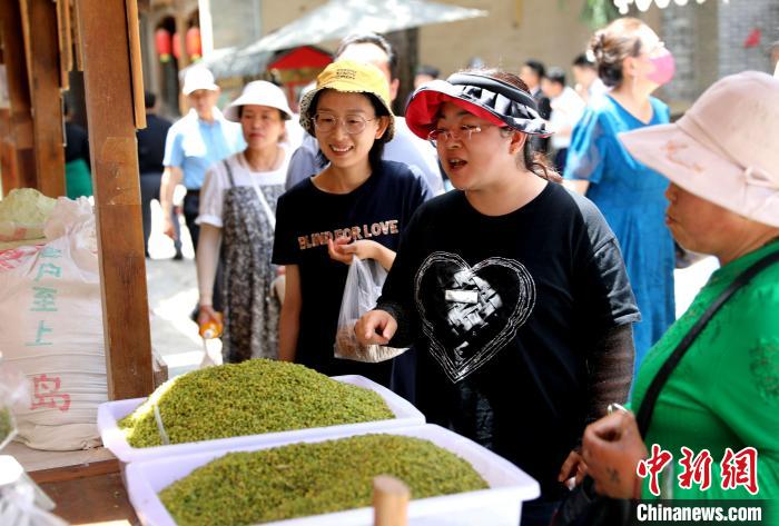 圖為民眾購(gòu)買青海特色小吃。　薛蒂 攝