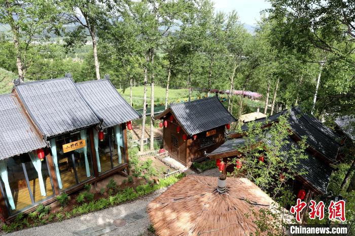 圖為景區(qū)內(nèi)依山而建的民宿?！⊙Φ?攝