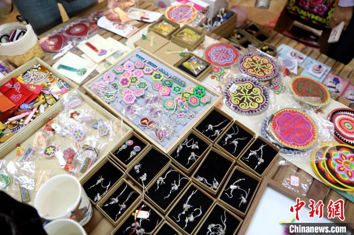 圖為盤繡作品?！⊙Φ?攝