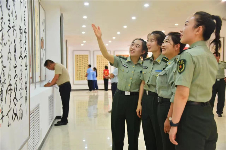 觀眾在南梁革命紀(jì)念館參觀甘肅省廉潔文化美術(shù)、書法、設(shè)計作品展.jpg