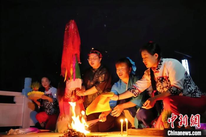 持續(xù)七天八夜的乞巧節(jié)正在西漢水上游的甘肅省西和縣進行。西和縣姜席鎮(zhèn)晚霞湖畔，民眾“巧頭”點蠟、炷香、焚裱紙、跪拜，準備將“巧娘娘”請進院。魏朵朵 攝