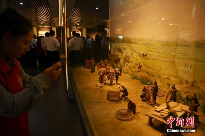 8月16日，甘肅省天水市張家川回族自治縣馬家塬車(chē)輿博物館內(nèi)，游客參觀拍攝關(guān)于戰(zhàn)國(guó)西戎車(chē)輿制作過(guò)程的模型。