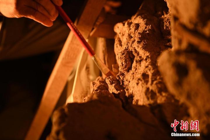 8月25日，文物修復(fù)師牟常有進行文物修復(fù)工作。