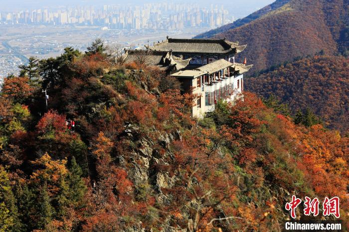 深秋，位于蘭州市榆中縣的興隆山，漫山遍野成五彩顏色。張?zhí)鞂?攝