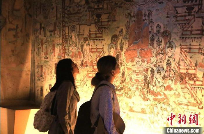 2023年8月27日，游客在甘肅省敦煌市博物館參觀文物展。張曉亮 攝(資料圖)