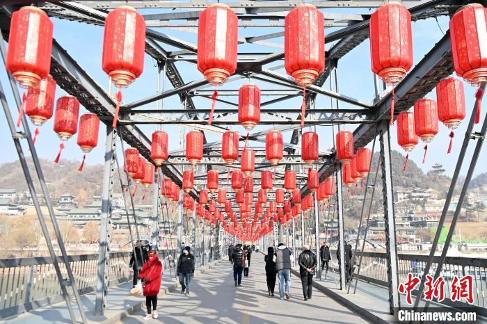 1月30日，裝扮一新的中山橋為即將到來的新春佳節(jié)增添節(jié)日氛圍。九美旦增 攝</p><p>