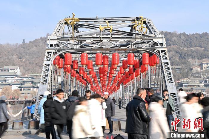 1月30日，裝扮一新的中山橋為即將到來的新春佳節(jié)增添節(jié)日氛圍。九美旦增攝</p><p>