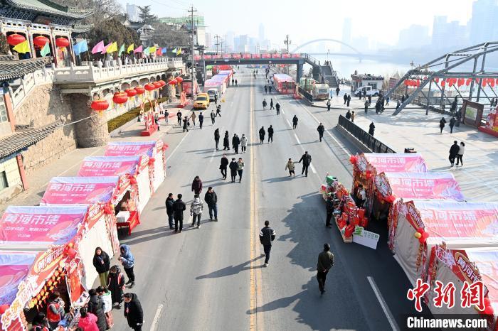 1月30日，蘭州黃河畔的年貨集市吸引顧客選購年貨。九美旦增 攝</p><p>