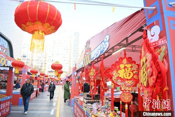 1月30日，蘭州街頭琳瑯滿目的年貨吸引顧客選購。九美旦增 攝</p><p>