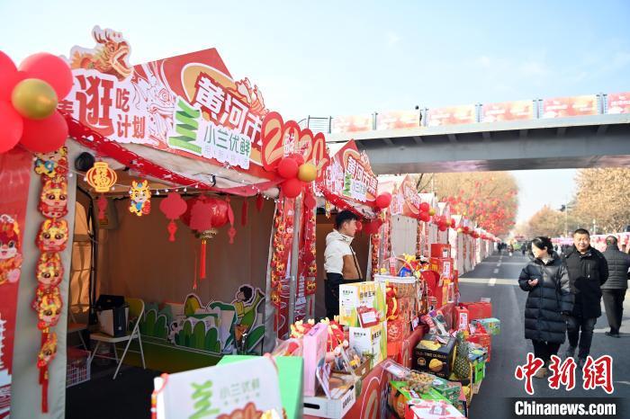 1月30日，蘭州黃河畔的年貨集市吸引顧客選購年貨。九美旦增 攝</p><p>