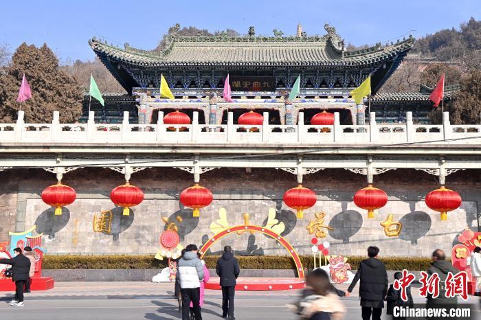 1月30日，裝扮一新的蘭州白塔山公園節(jié)日氛圍濃厚。九美旦增 攝</p><p>