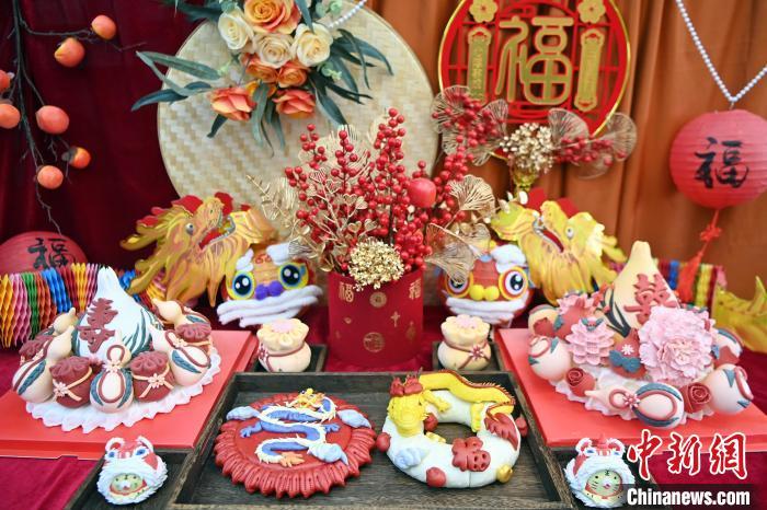 1月25日，春節(jié)臨近，蘭州一花饃店“龍”元素花饃熱銷。圖為展出的“龍”元素花饃。九美旦增 攝