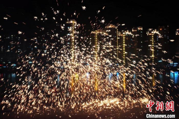 “過年打鐵花”是臨夏州永靖縣的民俗傳統(tǒng)。這項(xiàng)民俗表演，其實(shí)有著硬核技術(shù)作支撐，那就是入選國家級(jí)非遺的“永靖王氏生鐵冶鑄技藝”。侯奇志 攝</p>
<p>