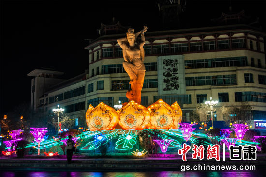 2024年春節(jié)期間，敦煌市中心盤旋路上的反彈琵琶燈組。王斌銀 攝