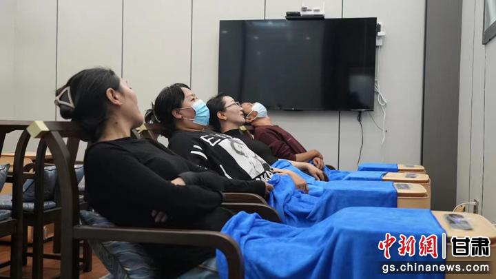 圖為當(dāng)?shù)鼐用耋w驗藏醫(yī)院診療。卓瑪草 攝