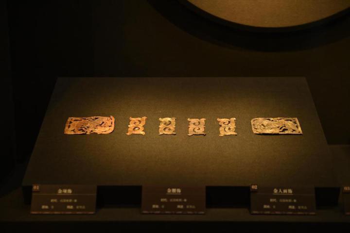 張家川縣馬家塬車輿博物館展陳的馬家塬遺址出土的金項飾、金腰飾、金人畫飾等。李亞龍 攝　　