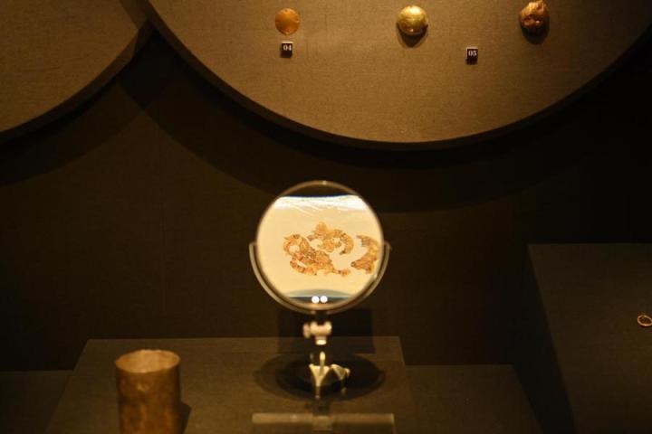 張家川縣馬家塬車輿博物館展陳的馬家塬遺址出土的金飾。李亞龍 攝　
