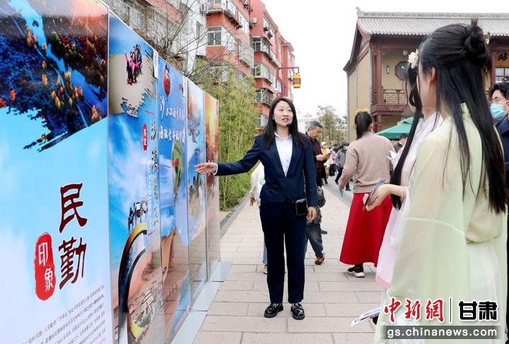 3月下旬，民勤縣在天水啟漢樓廣場舉行推介會，宣傳本地旅游資源和農(nóng)特優(yōu)產(chǎn)品。圖為工作人員向游客介紹民勤自然風(fēng)光、歷史文化。馬愛彬 攝