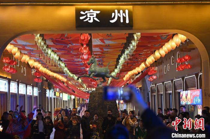 圖為游人拍攝煥然一新亮相的街區(qū)。李亞龍 攝</p><p>