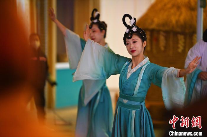 圖為工作人員進行舞蹈表演。李亞龍 攝</p><p>