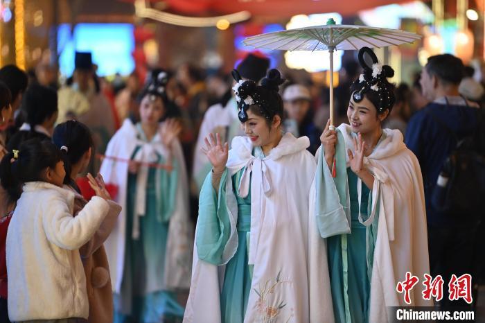 圖為街區(qū)人員著傳統(tǒng)服飾與游人互動。李亞龍 攝</p><p>