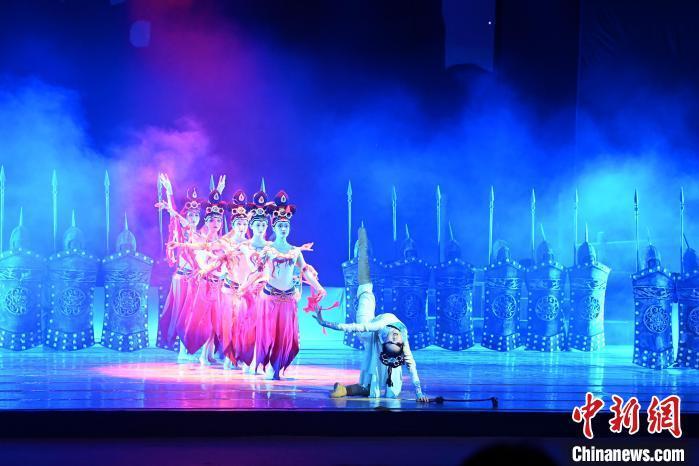 2023年2月18日，蘭州歌舞劇院創(chuàng)排的大型舞劇《大夢敦煌》。　　九美旦增 攝