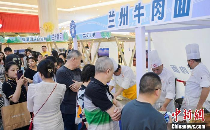 5月11日，“醉美玉如意·感恩幫扶情”甘肅(天津)文創(chuàng)非遺市集和特色美食展示活動在天津舉行。(天津市文旅局供圖)