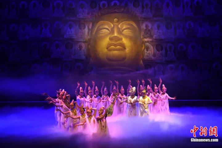 2024年2月23日晚，中國經(jīng)典舞劇《絲路花雨》在甘肅蘭州演出恭賀新春。李亞龍 攝