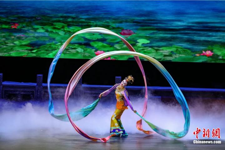 2023年4月17日晚，中國經(jīng)典舞劇《絲路花雨》在澳門百老匯劇場演出。甘肅演藝集團(tuán) 供圖