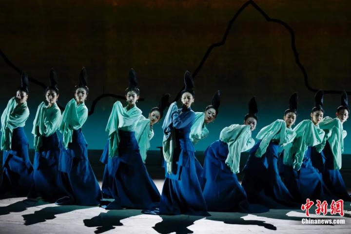 2024年2月29日晚，舞蹈詩劇《只此青綠》在北京上演，多國駐華使節(jié)和國際組織代表前來觀賞。韓海丹 攝