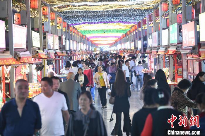 圖為燈光亮起，明清街夜市人氣漸旺。　戴文昌 攝</p><p>