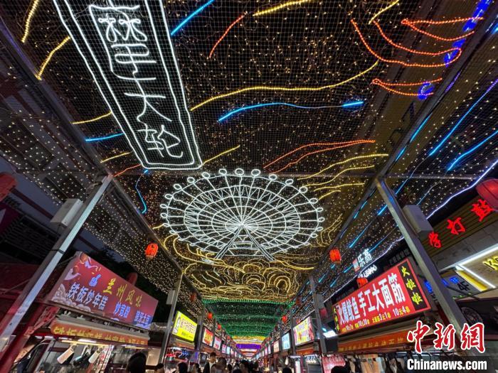 圖為明清街夜市燈光點亮具有武威文化元素的“摩天輪”彩燈?！〈魑牟?攝</p><p>